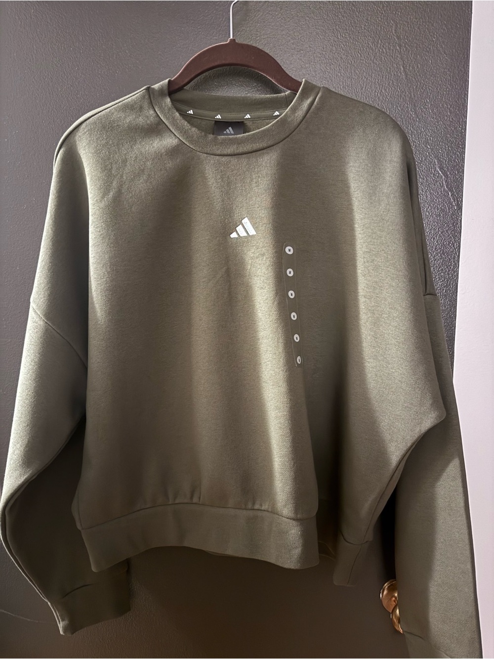 adidas Women’s ESSENTIALS SMALL LOGO FEELCOZY SWEATSHIRT size Medium Olive Green